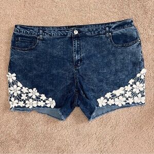 NWT Ashley Stewart Denim Shorts with Indigo wash and Embroidery Accent Size 24